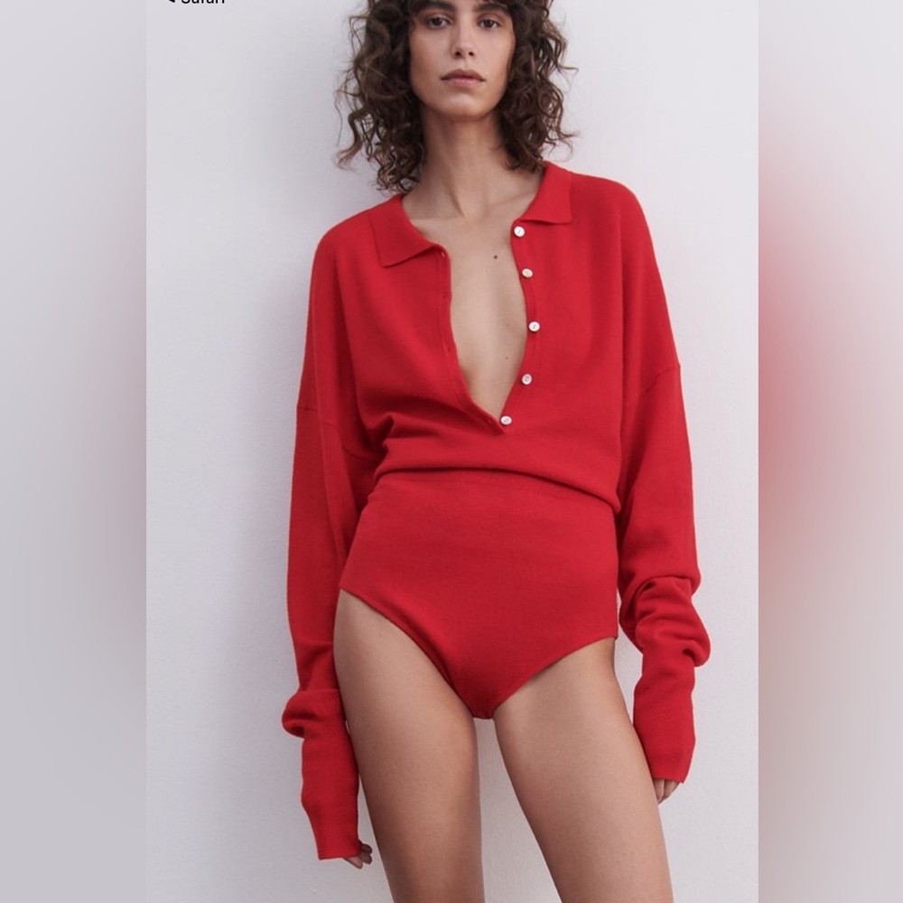 Please I’m looking for this bodysuit in size medium or large message me please!